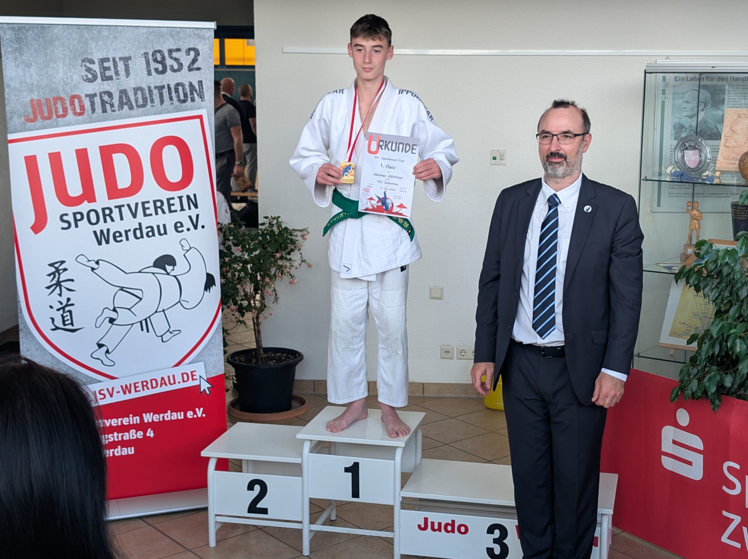 Hannes Hüttner mit Urkunde auf dem ersten Platz